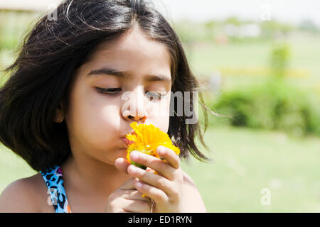 1 indiens Beautifu fille enfant park Banque D'Images