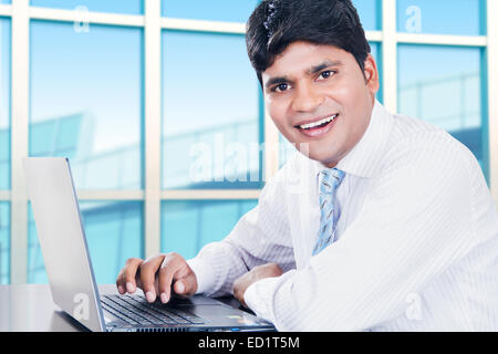 1 l'homme d'affaires indiens travaillant pour ordinateur portable Banque D'Images