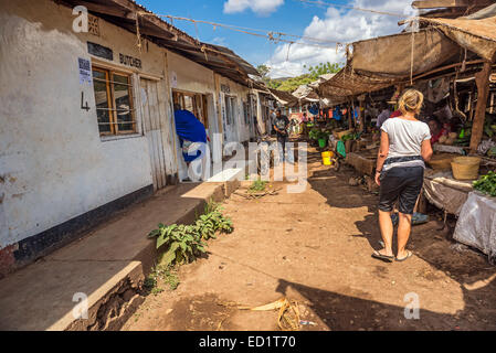 Les gens au marché local de Mto Wa Mbu Banque D'Images