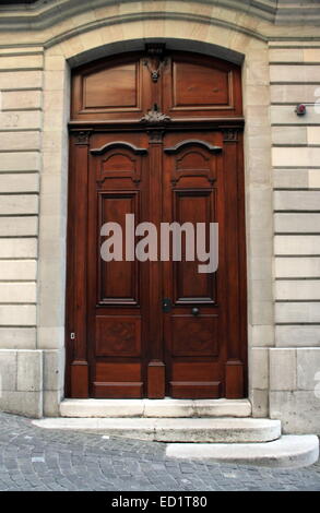 Porte en bois et escaliers en vieille ville, Genève, Suisse Banque D'Images