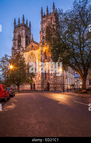 York Minster, la cathédrale de la ville de York, courts au crépuscule. Banque D'Images