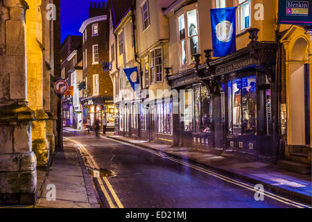 High Petergate dans la ville de York au crépuscule. Banque D'Images