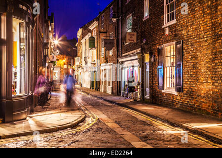 Grape Lane dans le centre-ville historique de York, au crépuscule. Banque D'Images