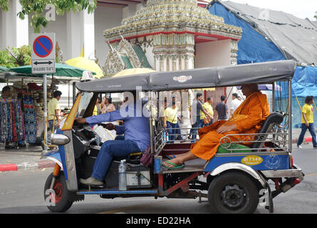 Tuk-tuk avec le moine bouddhiste en passant par dans une rue de Bangkok, Thaïlande, Asie du sud-est. Banque D'Images