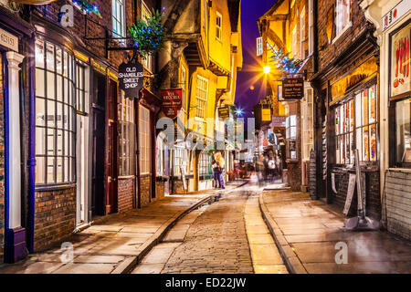 Noël dans la pagaille, la rue historique médiévale dans le vieux centre-ville de York, au crépuscule. Banque D'Images