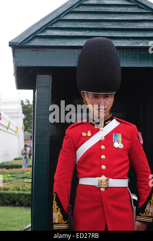 Armée royale thaïlandaise garde à leurs quartiers à l'attraction touristique le Grand Palais à Bangkok, Thaïlande. Banque D'Images