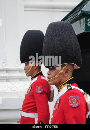 Les gardes de l'Armée royale thaïlandaise leurs quartiers à l'attraction touristique le Grand Palais à Bangkok, Thaïlande. Banque D'Images