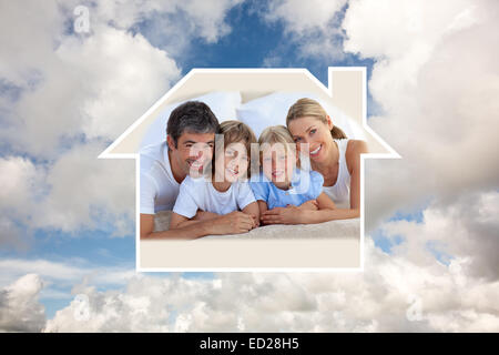 Image composite de merry family having fun dans la chambre à coucher Banque D'Images