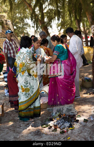 L'Ile Maurice, Flic en Flac, Ganga Snan ('Asnan) hindou, festival, les hindous de faire feu sur la plage autour de puja Banque D'Images
