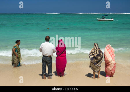L'Ile Maurice, Flic en Flac, Ganga Snan ('Asnan) hindou, festival, familles hindoues faire puja on beach Banque D'Images