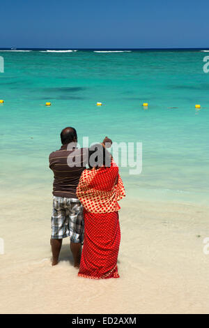 L'Ile Maurice, Flic en Flac, Ganga Snan ('Asnan) hindou, festival, Hindu couple puja au bord de l'eau Banque D'Images