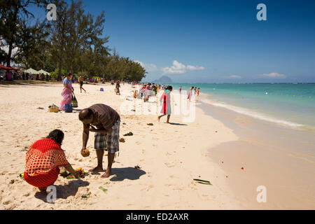 L'Ile Maurice, Flic en Flac, Ganga Snan ('Asnan) hindou, festival, familles hindoues faire puja on beach Banque D'Images