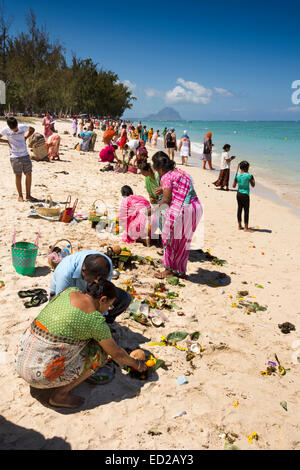 L'Ile Maurice, Flic en Flac, Ganga Snan ('Asnan) hindou, festival, familles hindoues faire puja on beach Banque D'Images