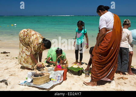 L'Ile Maurice, Flic en Flac, Ganga Snan ('Asnan) hindou, festival, familles hindoues faire puja on beach Banque D'Images