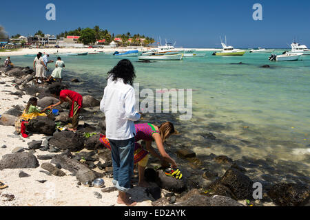 L'Ile Maurice, Flic en Flac, Ganga Snan ('Asnan) hindou, festival, familles hindoues faire puja on beach Banque D'Images