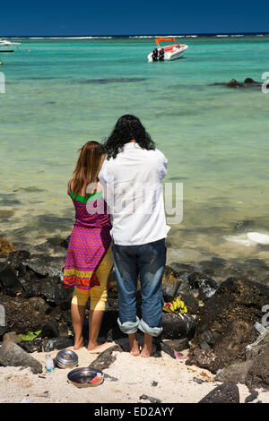 L'Ile Maurice, Flic en Flac, Ganga Snan ('Asnan) hindou, festival, jeune couple puja hindoue on beach Banque D'Images