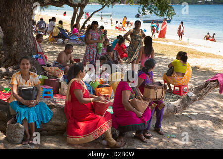 L'Ile Maurice, Albion, Ganga Snan ('Asnan) hindou, festival, familles hindoues sur picknicking beach Banque D'Images