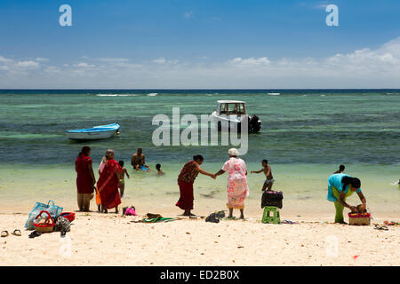 L'Ile Maurice, Albion, Ganga Snan ('Asnan) hindou, festival, familles hindoues faire puja on beach Banque D'Images