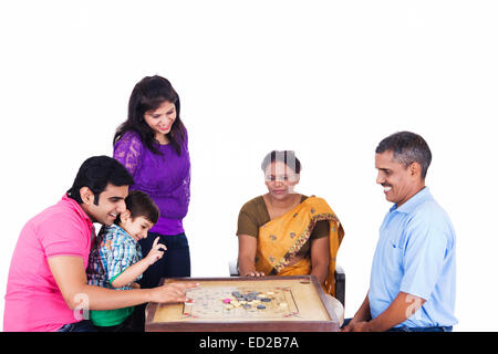 La famille Conjoint indien Carrom jeu de groupe Banque D'Images