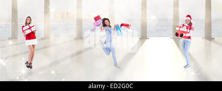 Image composite de brunette de fête holding pile de cadeaux Banque D'Images