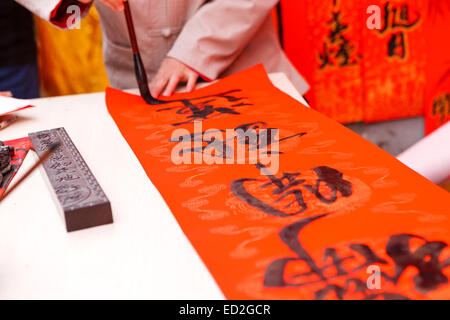 L'homme écrit le festival chinois du printemps couplets Banque D'Images