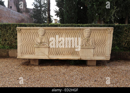 Strigilated sarcophage romain. Portrait d'un couple marié. Cour intérieure. Thermes de Dioclétien. Rome. L'Italie. Banque D'Images