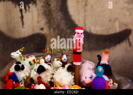 La Paz, Bolivie, le 24 décembre 2014. Le Père Noël en laine de moutons, lamas et marionnettes à doigt en vente sur un étal dans le marché du tourisme. Credit : James Brunker / Alamy Live News Banque D'Images