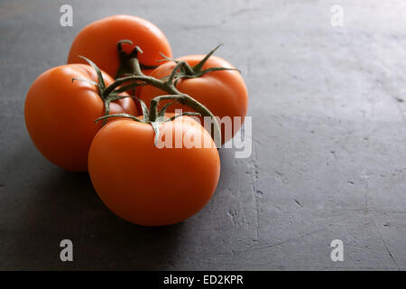 Tomates Heirloom variété orange sur un fond d'ardoise Banque D'Images