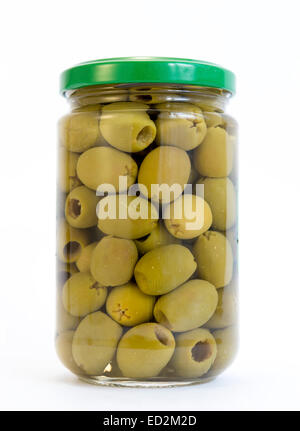 Olives vertes dans un pot isolé sur blanc. Banque D'Images