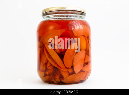 Coings dans un pot isolé sur blanc. Banque D'Images