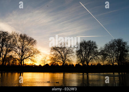 Datchet, Berkshire. 24 décembre 2014. Coucher du soleil sur les rives de la Tamise à Datchet, Berkshire. Credit : Ed Brown/Alamy Live News Banque D'Images