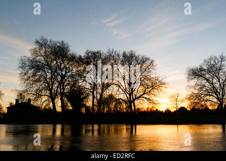 Datchet, Berkshire. 24 décembre 2014. Coucher du soleil sur les rives de la Tamise à Datchet, Berkshire. Credit : Ed Brown/Alamy Live News Banque D'Images