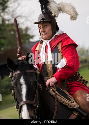 Effectuer les acteurs portant des Stuart, l'ère du 17e siècle, (règne du roi Charles 1er) costumes. Ils sont reproduisant le siège de Château de Bolsover, dans le Derbyshire, Royaume-Uni, un événement pendant la Guerre Civile Anglaise Banque D'Images