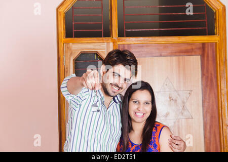 2 couple marié indien nouvelle clé de la maison Banque D'Images