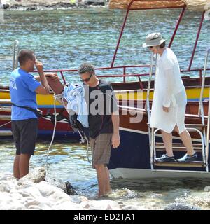 John Turturro et sa famille ont été repérés de plaisance et la baignade au large de la côte de Taormina en Sicile, Italie Avec : John Turturro,Katherine Borowitz Où : Taormina, Italie Quand : 20 Juin 2014 Banque D'Images