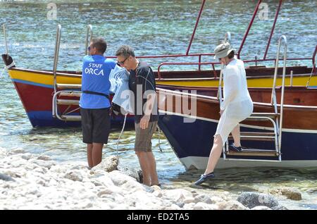 John Turturro et sa famille ont été repérés de plaisance et la baignade au large de la côte de Taormina en Sicile, Italie Avec : John Turturro,Katherine Borowitz Où : Taormina, Italie Quand : 20 Juin 2014 Banque D'Images