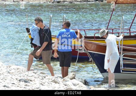 John Turturro et sa famille ont été repérés de plaisance et la baignade au large de la côte de Taormina en Sicile, Italie Avec : John Turturro,Katherine Borowitz Où : Taormina, Italie Quand : 20 Juin 2014 Banque D'Images