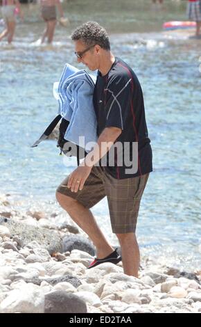 John Turturro et sa famille ont été repérés de plaisance et la baignade au large de la côte de Taormina en Sicile, Italie Avec : John Turturro Où : Taormina, Italie Quand : 20 Juin 2014 Banque D'Images