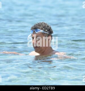 John Turturro et sa famille ont été repérés de plaisance et la baignade au large de la côte de Taormina en Sicile, Italie Avec : John Turturro Où : Taormina, Italie Quand : 20 Juin 2014 Banque D'Images