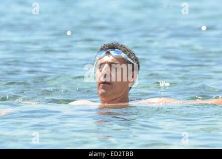 John Turturro et sa famille ont été repérés de plaisance et la baignade au large de la côte de Taormina en Sicile, Italie Avec : John Turturro Où : Taormina, Italie Quand : 20 Juin 2014 Banque D'Images