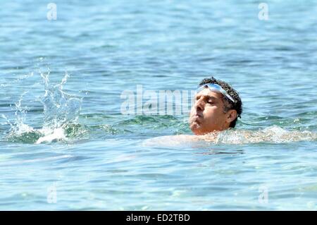 John Turturro et sa famille ont été repérés de plaisance et la baignade au large de la côte de Taormina en Sicile, Italie Avec : John Turturro Où : Taormina, Italie Quand : 20 Juin 2014 Banque D'Images