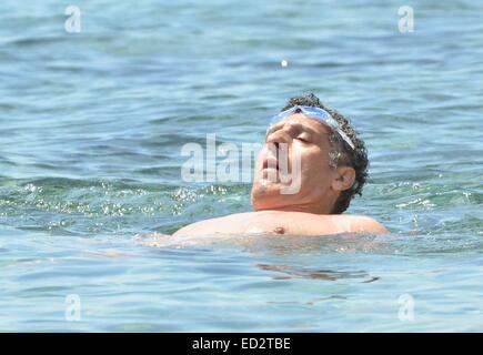 John Turturro et sa famille ont été repérés de plaisance et la baignade au large de la côte de Taormina en Sicile, Italie Avec : John Turturro Où : Taormina, Italie Quand : 20 Juin 2014 Banque D'Images