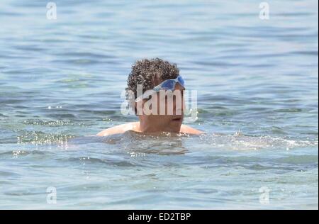 John Turturro et sa famille ont été repérés de plaisance et la baignade au large de la côte de Taormina en Sicile, Italie Avec : John Turturro Où : Taormina, Italie Quand : 20 Juin 2014 Banque D'Images