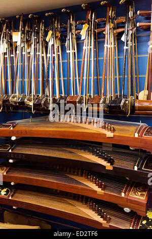 Le guzheng, cithare chinoise, et l'erhu, Le violon chinois, instruments de musique dans un magasin à Shanghai, Chine. Banque D'Images