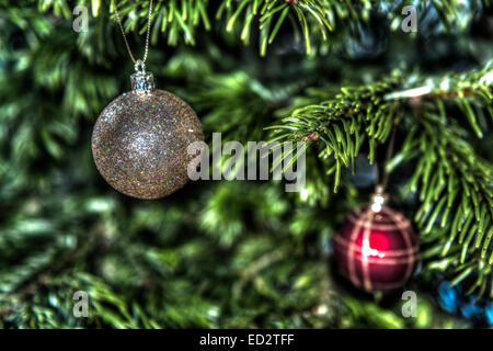 L'or et de boules rouges sur un arbre de Noël traditionnel Banque D'Images
