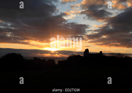 Météo britannique Hastings, East Sussex, UK. 24 décembre 2014. Les rayons du soleil couchant au château de Hastings, la veille de Noël. Banque D'Images