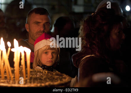 Bethléem, en Cisjordanie. Le 24 décembre, 2014. Fédération de l'intérieur de l'Église Nativité pèlerins durant les fêtes de Noël. Credit : Mustafa Bader/ZUMA/Alamy Fil Live News Banque D'Images