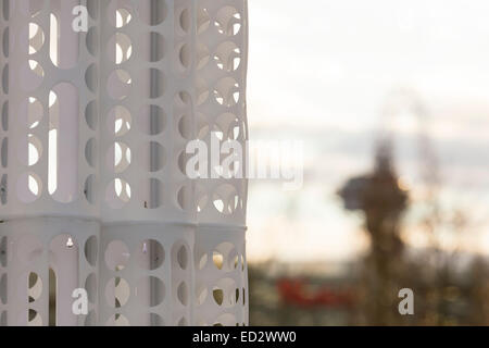 Une forêt d'arbres gelés géant 14" peut être vu dans le sud de l'extrémité du Parc de la victoire dans l'ancien village des athlètes olympiques. L'installation, créés par des designers comme architectes portugais est fait de 1 296 réutilisable et recyclable, sac en plastique IKEA distributeurs. Banque D'Images