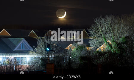 Warwick, Warwickshire, Angleterre, Royaume-Uni. 24 décembre 2014. La lune se couche la veille de Noël sur les toits de Warwick. Crédit : Colin Underhill/Alamy Live News Banque D'Images