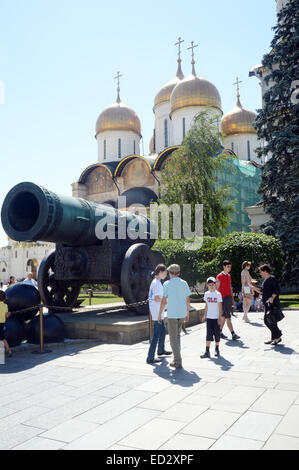 Le Kremlin de Moscou le Tsar cannon 1586 Andrey Maître Chokhov Juillet jour d'été Banque D'Images